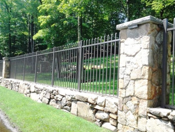 Pagar batu alam dengan sentuhan besi tempa